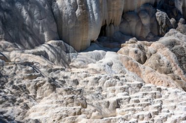 Val D 'Orcia' daki Bagni San Filippo 'nun termal yayları. Bagni San Filippo 'daki bir şelalede kalsiyum yatakları.