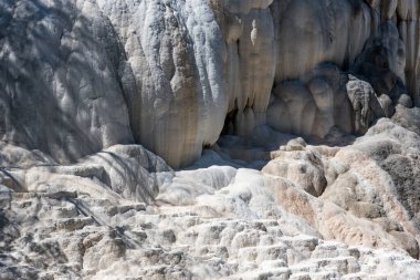 Val D 'Orcia' daki Bagni San Filippo 'nun termal yayları. Bagni San Filippo 'daki bir şelalede kalsiyum yatakları.