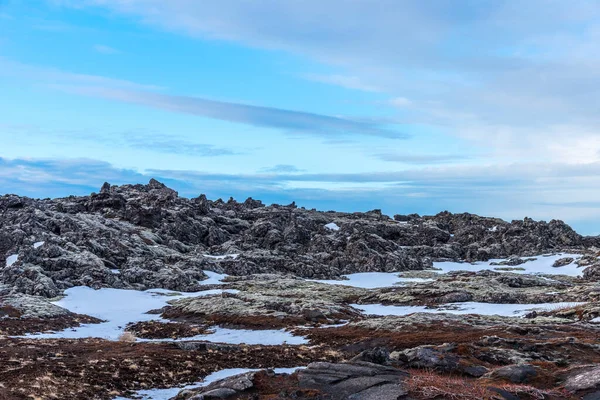 溶岩田とアイスランドの青い熱水とユニークな風景 アイスランドのブルーラグーンの外 溶岩石の間の青い水 アイスランドの温泉ブルーラグーン — ストック写真