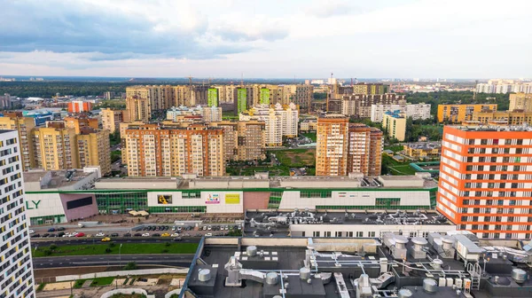 ロシアのMytishchi 8月10 2019 新しく建設中の住宅やモスクワ地方のMytishchiのショッピングセンターを持つ小さな町のパノラマビュー 妙心の住宅地のスカイライン — ストック写真