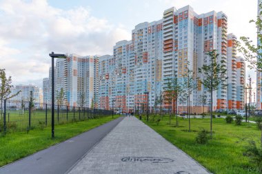 Mytishchi, Rusya - 10 Ağustos 2019: Rusya 'nın Mytishchi bölgesindeki Yaroslavsky yerleşim kompleksinin panoramik görünümü. Moskova bölgesindeki modern binanın en üst görüntüsü.