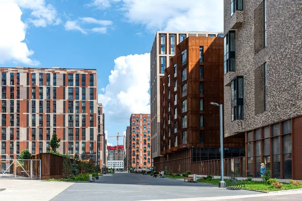 Moskova, Rusya - 14 Haziran 2021: Moskova 'da yeni modern yerleşim kompleksi Zilart. Moskova 'daki ZilArt yerleşim alanının içindeki yaya sokağı..