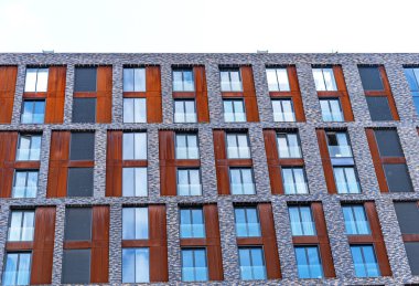 Moskova, Rusya - 14 Haziran 2021: Zilart iskan kompleksindeki yeni modern bir evin cephesi. Moskova 'nın güney bölgesinde yeni bir bina..