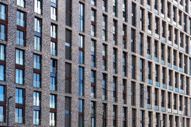 Moskova, Rusya - 14 Haziran 2021: Zilart iskan kompleksindeki yeni modern bir evin cephesi. Moskova 'nın güney bölgesinde yeni bir bina..