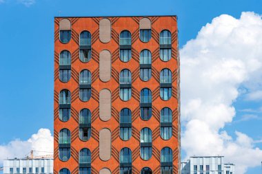 Moskova, Rusya - 14 Haziran 2021: Zilart iskan kompleksindeki yeni modern bir evin cephesi. Moskova 'nın güney bölgesinde yeni bir bina..