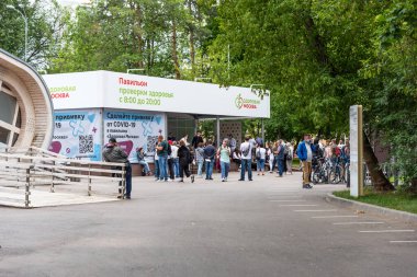Moskova, Rusya - 30 Haziran 2021: Moskova 'daki VDNKh parkında sağlık pavyonu. Bedava koronavirüs aşısı. Moskova 'daki VDNKh parkındaki Zdorovye pavyonunda aşı kuyruğu.