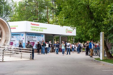 Moskova, Rusya - 30 Haziran 2021: Moskova 'daki VDNKh parkında sağlık pavyonu. Bedava koronavirüs aşısı. Moskova 'daki VDNKh parkındaki Zdorovye pavyonunda aşı kuyruğu.