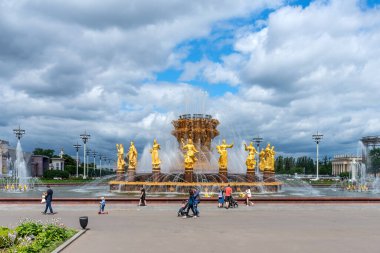 Moskova, Rusya - 30 Haziran 2021: Uluslar Dostluğu çeşmesi, ana çeşme ve Moskova 'daki ana VDNH sembollerinden biri. Altın heykeli olan çeşme.