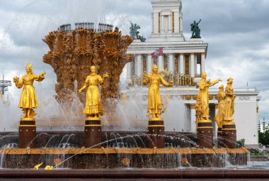 Moskova, Rusya - 30 Haziran 2021: Uluslar Dostluğu çeşmesi, ana çeşme ve Moskova 'daki ana VDNH sembollerinden biri. Altın heykeli olan çeşme.