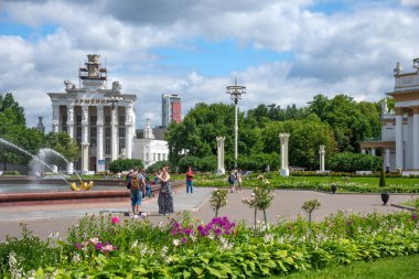 Moskova, Rusya - 30 Haziran 2021: Moskova 'da Ulusal Ekonomi VDNKh Başarı Sergisi' nde Ermeni Pavyonu. Sovyet mimarisinin inanılmaz manzarası, Moskova 'nın bir simgesi. Moskova, Rusya 'daki lunapark..