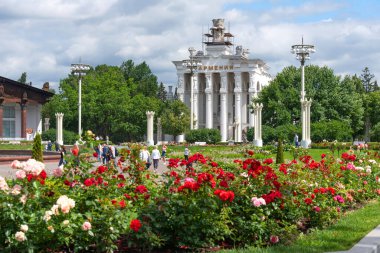 Moskova, Rusya - 30 Haziran 2021: Moskova 'da Ulusal Ekonomi VDNKh Başarı Sergisi' nde Ermeni Pavyonu. Sovyet mimarisinin inanılmaz manzarası, Moskova 'nın bir simgesi. Moskova, Rusya 'daki lunapark..