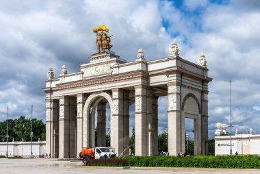 Moskova, Rusya - 30 Haziran 2021: VDNKh 'nin ana girişinin panoramik görüntüsü ve Moskova' da güneşli havada yürüyen insanlar.