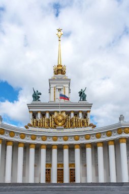 Moskova, Rusya - 30 Haziran 2021: VDNKh 'deki Central Pavilion Panoramik Manzarası. Moskova, Rusya 'daki lunapark..