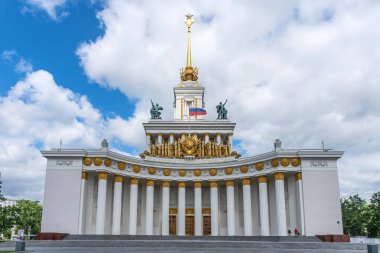 Moskova, Rusya - 30 Haziran 2021: VDNKh 'deki Central Pavilion Panoramik Manzarası. Moskova, Rusya 'daki lunapark..