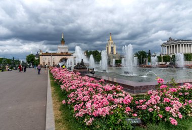 Moskova, Rusya - 30 Haziran 2021: Panoramik manzara Pavyonu No. 58. Merkez Kelime, Taş Çiçek Fıskiyesi ve Pavyon No. 59 numara. Teknik ekip. Moskova, Rusya 'daki lunapark..