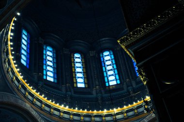 Kilise kubbesinin boyalı camları lambalarla süslenmiş.