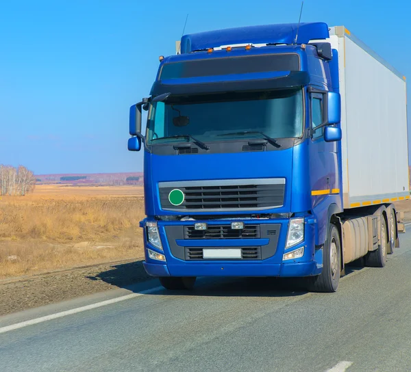 Vrachtwagen op land snelweg — Stockfoto