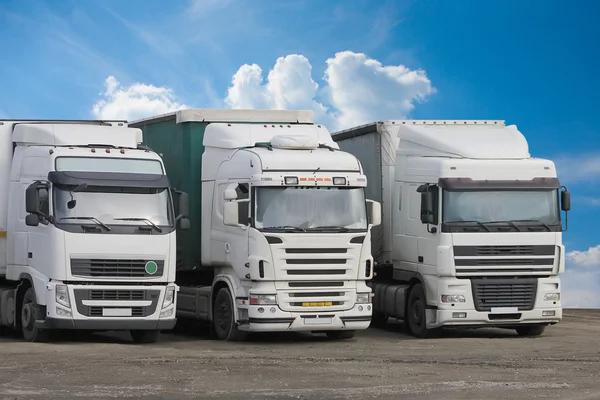 Lastwagen auf Parkplatz — Stockfoto