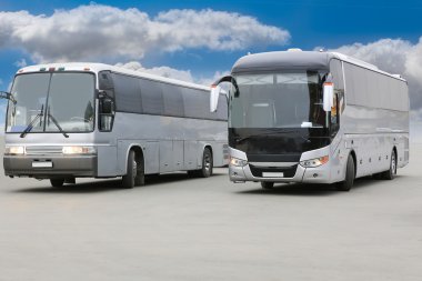 turist otobüsleri asfalt üzerinde