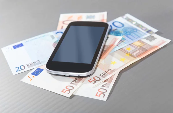 Smartphone para notas de euro — Fotografia de Stock
