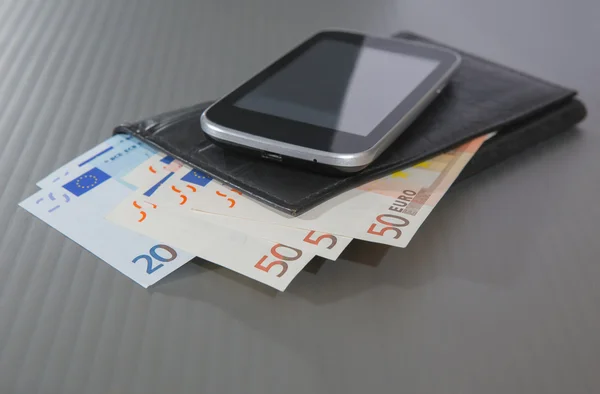 Monedero de billetes en euros y smartphone —  Fotos de Stock