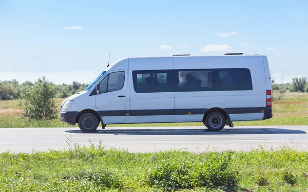 Микроавтобус едет по сельской дороге — стоковое фото