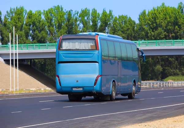 在公路上行驶的公共汽车 — 图库照片