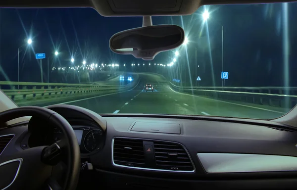 Carro em movimento na estrada à noite — Fotografia de Stock