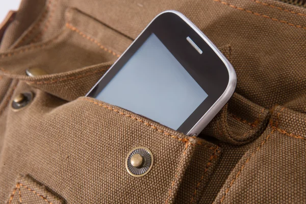 Smartphone in offener Tasche — Stockfoto