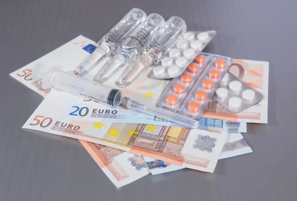 Billets en euros seringue pour médicaments — Photo