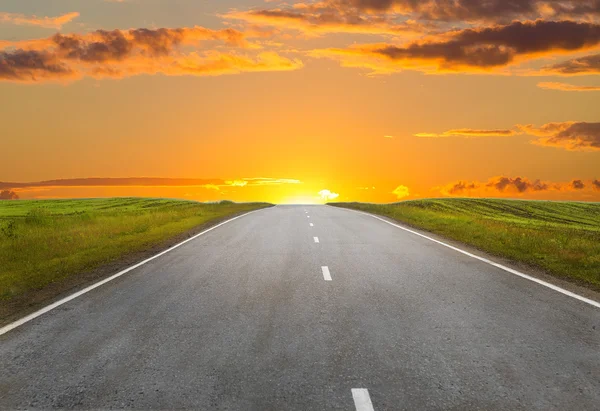 Puesta de sol sobre la carretera del campo —  Fotos de Stock