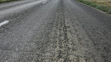 asfalt karayolu üzerinde açmak