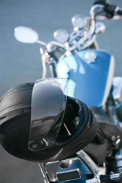 Motocicleta está estacionada en la carretera asfaltada — Foto de Stock