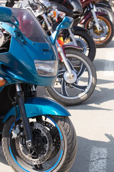 Мотоциклы на парковке — стоковое фото