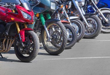 motosiklet üzerinde park