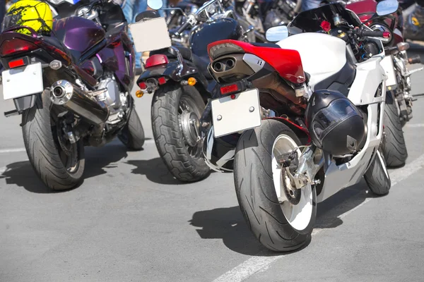 Motocicletas no estacionamento no asfalto — Fotografia de Stock