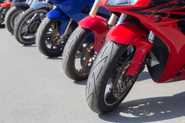 Motorsykler på parkering på asfalt – stockfoto