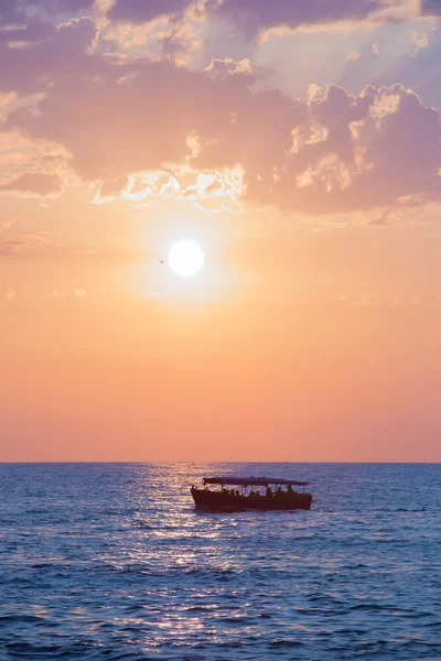 Coucher de soleil en mer avec navire à l'horizon — Photo