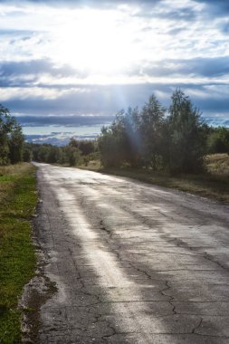 günbatımı ülkenin karayolu üzerinde