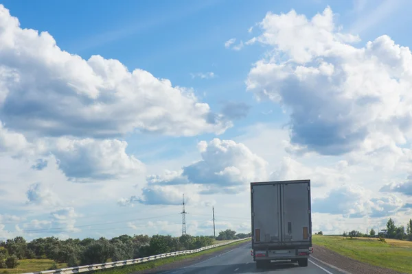 Lastbil går på motorväg — Stockfoto