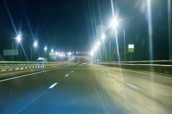 Nachtautobahn mit fahrenden Autos — Stockfoto