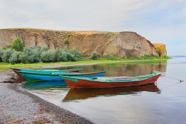 Fishing boats at river bank Volga — Stock Photo, Image