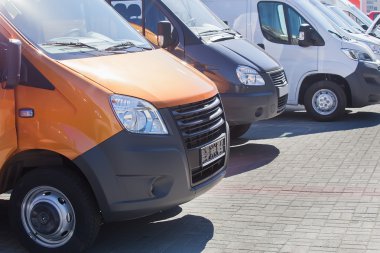 Minibüsler ve minibüsler dışarıda.
