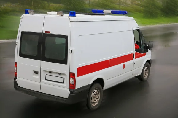 Ambulance op parking in de buurt van ziekenhuis — Stockfoto