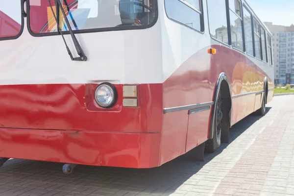 Trådbussar på ort gata — Stockfoto