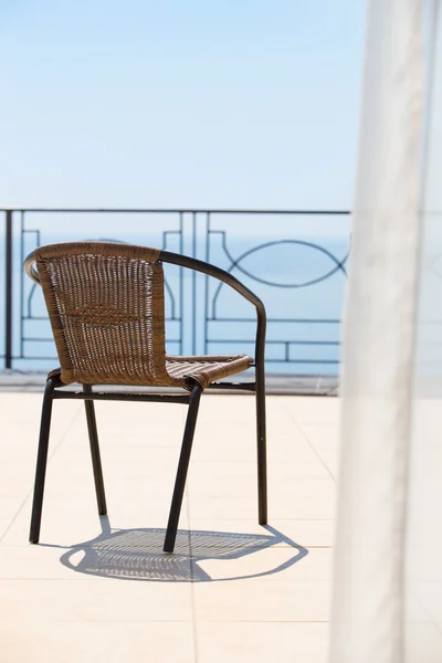 Sedia su terrazza e orizzonte mare — Foto Stock