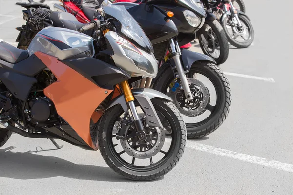 Motocicletas no estacionamento — Fotografia de Stock