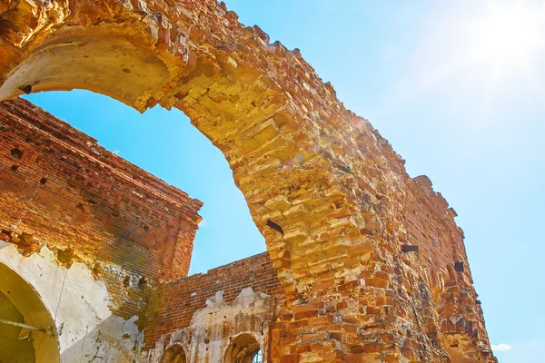 Руины древней кирпичной церкви — стоковое фото