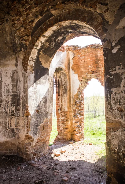 Ruinas de la antigua iglesia de ladrillo — Foto de Stock