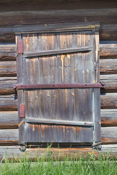 Vieja puerta de madera en pared de madera —  Fotos de Stock